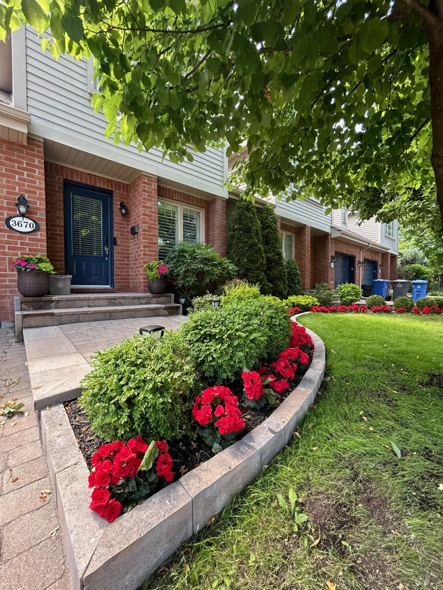 Trottoir avec bordures en pierre