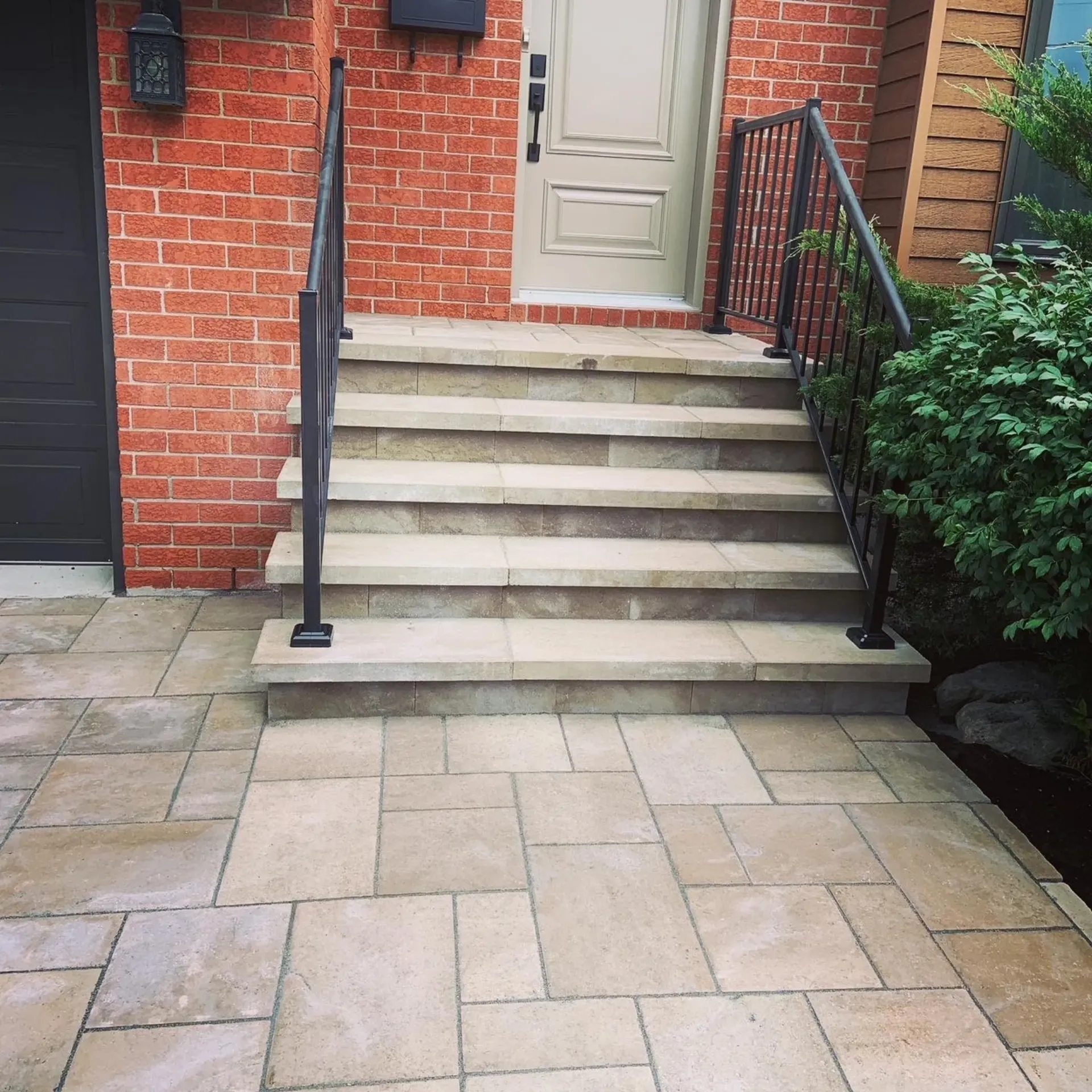 Marches et entrée avec recouvrement de dalles sur béton