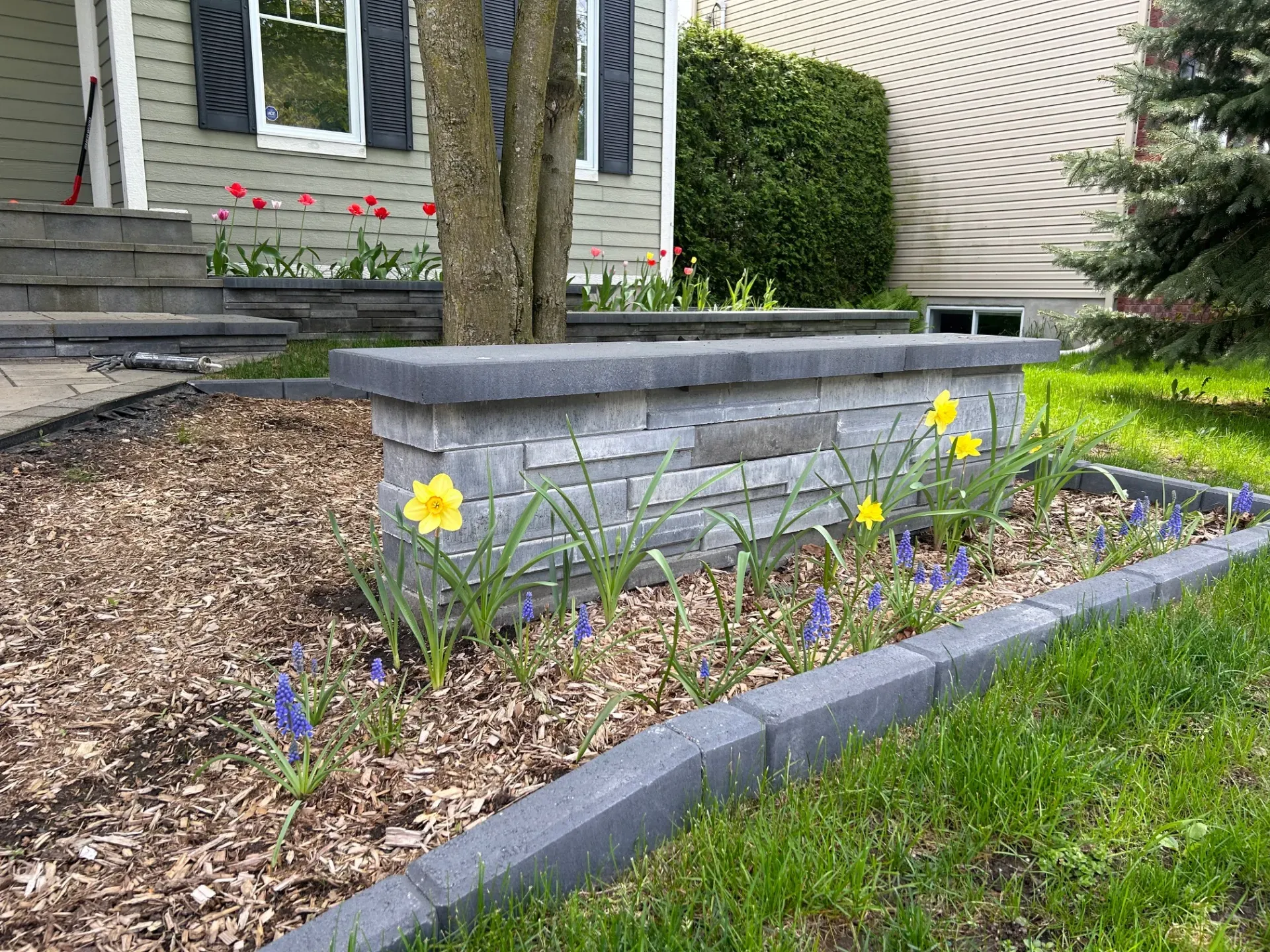 Façade avec bordures et muret décoratif