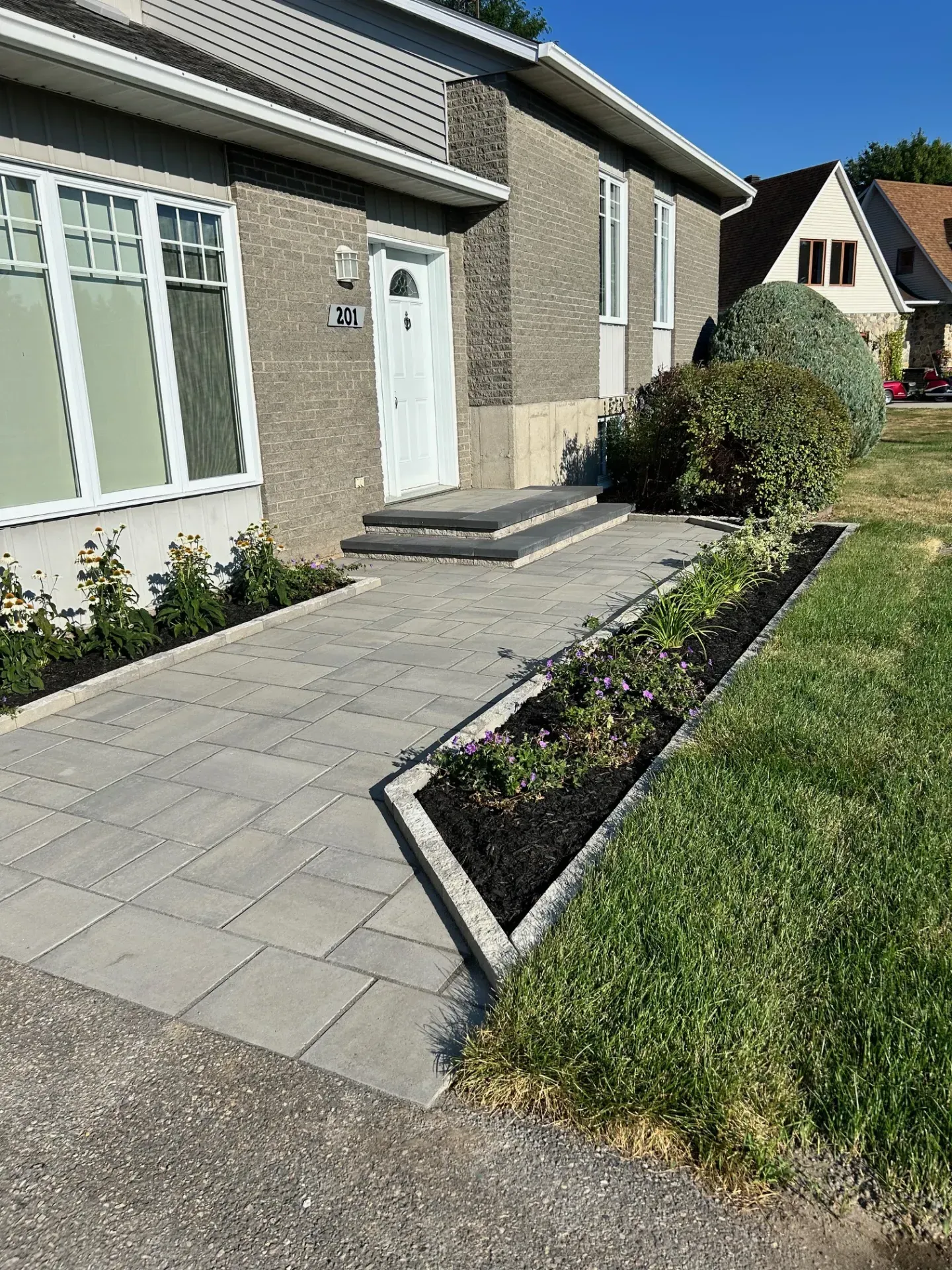 Entrée avec muret et dalles