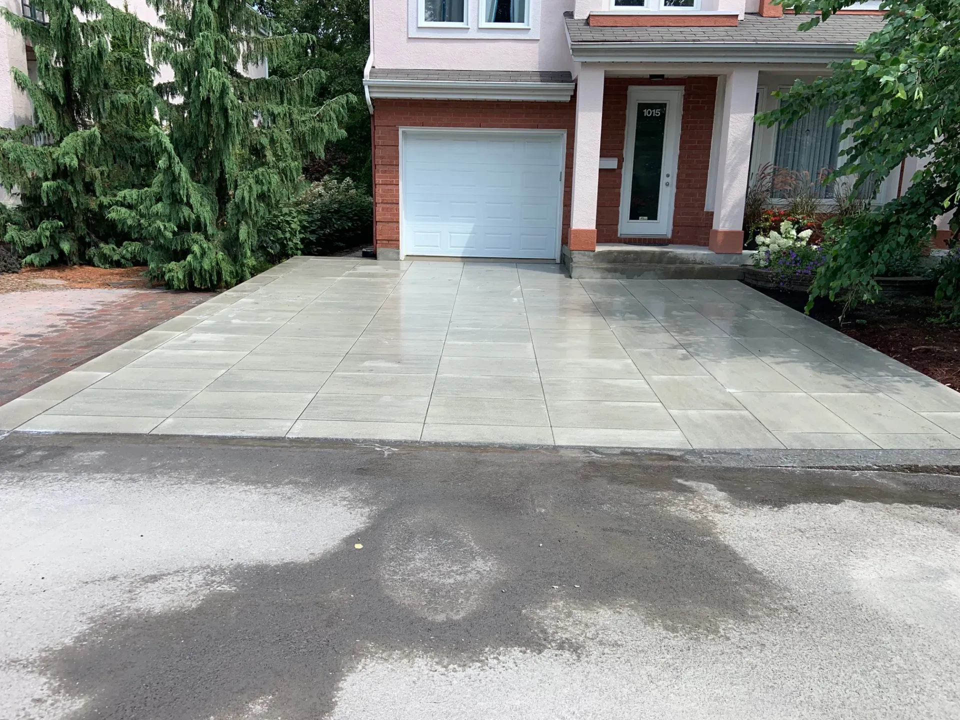 Entrée résidentielle avec recouvrement en dalles sur béton existant